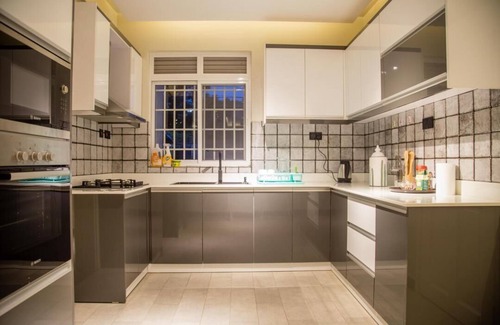 Kampala Condominio | LUXE-3BEDROOM CONDO WITH LAKE AND GOLF COURSE VIEWS