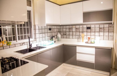 Kampala Condominio | LUXE-3BEDROOM CONDO WITH LAKE AND GOLF COURSE VIEWS
