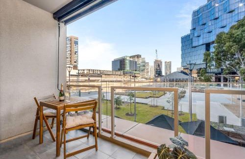 Docklands Apartamento | Luxe 3BR CBD Apartment with River Views and Resort Style Amenities