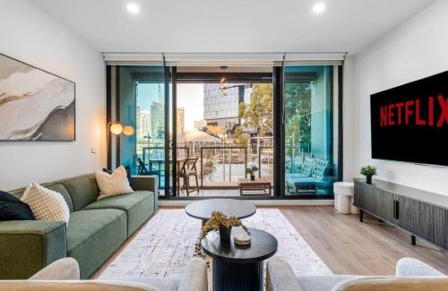 Docklands Apartamento | Luxe 3BR CBD Apartment with River Views and Resort Style Amenities