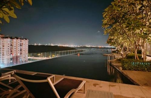 George Town Apartamento | Luxe 3BR Seaview Escape Sleeps 10 Prime Location A29
