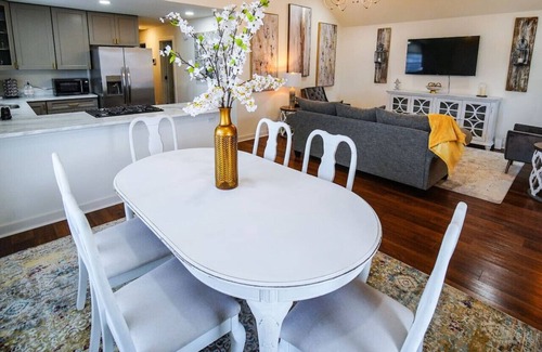 Central City Cabaña | Luxe 3BR w/ fenced parking 2 miles to French Qtr