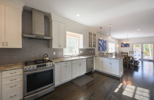 Vineyard Haven Casa | ¡ENTRADAS DE FERRY!Nueva construcción Lux 4 Bd / 4 Ensuite Ba, A / C In-Town Vineyard Haven