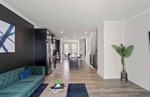 Charlotte Casa | Luxe 4BR King Townhouse w/Rooftop in Uptown CLT!