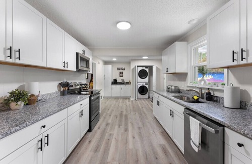 Forest Acres Casa | Luxe 4BR | Pool-Hot Tub-Arcade | Near USC, Jackson