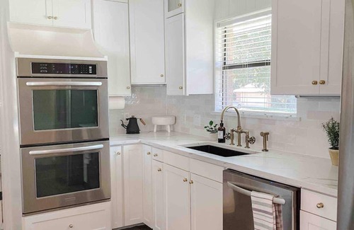 Grapevine Casa | Luxe 4BR w/Heated Pool + Hot Tub | Walk to Lake