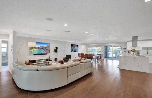 Fort Lauderdale Villa | Luxe 4BR Waterfront w/Htd Pool, 5min to beach