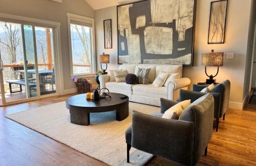 Swannanoa Casa | LUXE, 5 Miles to Asheville, Hot Tub, Epic Mountain Views, Fire Pit, Pool Table, 2 Living Rooms