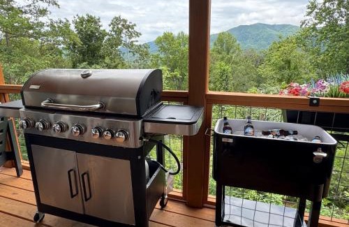 Swannanoa Casa | LUXE, 5 Miles to Asheville, Hot Tub, Epic Mountain Views, Fire Pit, Pool Table, 2 Living Rooms