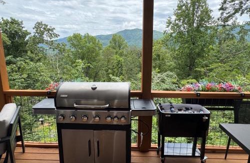 Swannanoa Casa | LUXE, 5 Miles to Asheville, Hot Tub, Epic Mountain Views, Fire Pit, Pool Table, 2 Living Rooms