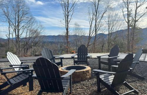 Swannanoa Casa | LUXE, 5 Miles to Asheville, Hot Tub, Epic Mountain Views, Fire Pit, Pool Table, 2 Living Rooms