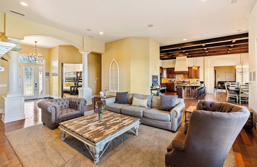 Templeton Casa | Luxe 6BR / 3BA, capacidad para 14 personas con sala de juegos y piscina de 1500 pies cuadrados en West Templeton