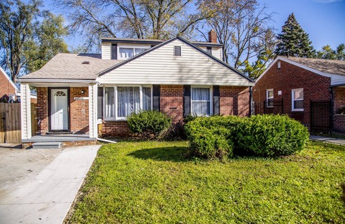 Detroit Casa | Luxe 7 bdr 4 Fullbath with Jacuzzi on West side Detroit