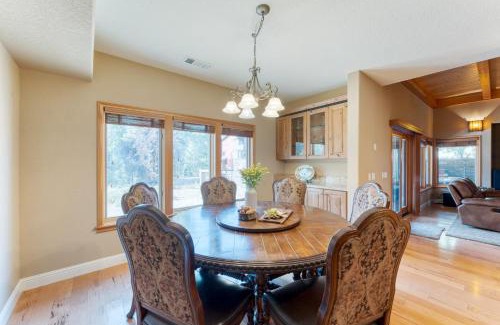 Truckee Casa | Luxe All-Season Retreat by AvantStay Prime Location Near Skiing