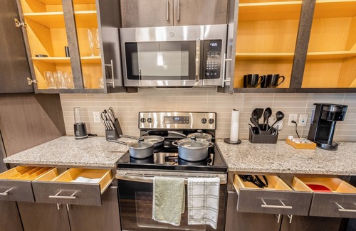 Haltom City Apartamento | Luxe Apt Near FTW/DAL┃PrivateYard┃ Pool┃Pets OK!