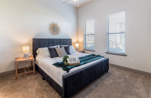 Haltom City Apartamento | Luxe Apt Near FTW/DAL┃PrivateYard┃ Pool┃Pets OK!