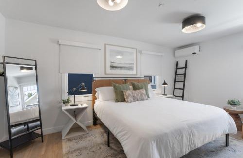 Balboa Island Casa | Luxe Balboa House 5 Bedroom 5 Ensuite Bath Peninsula Ferry Close