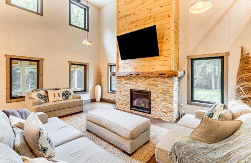 Avalon Casa | Luxe Barndominium Retreat Near Blue Spring Lake!