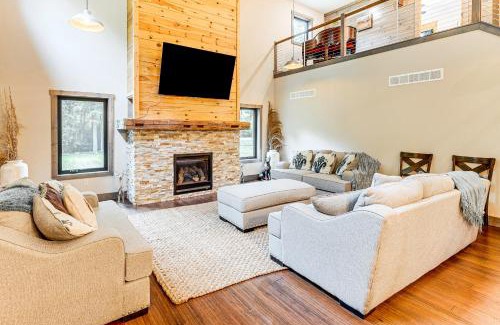 Avalon Casa | Luxe Barndominium Retreat Near Blue Spring Lake!