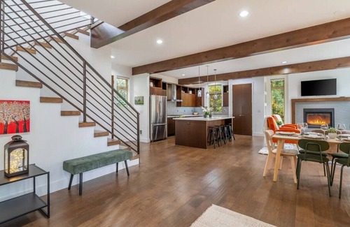 Central District Casa | Luxe Beautiful Large Home - Central District