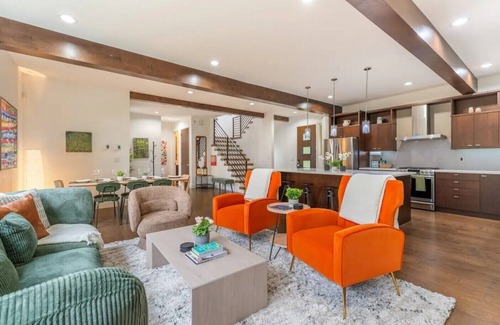 Central District Casa | Luxe Beautiful Large Home - Central District