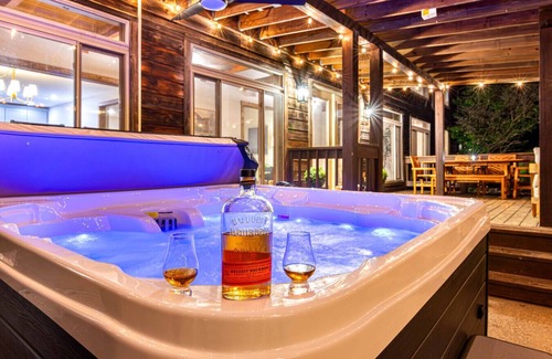 Versailles Casa | Luxe Bourbon Trl~Game Rm~Golf Sim~Hot Tub~Fire Pit