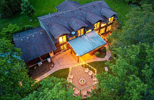 Versailles Casa | Luxe Bourbon Trl~Game Rm~Golf Sim~Hot Tub~Fire Pit