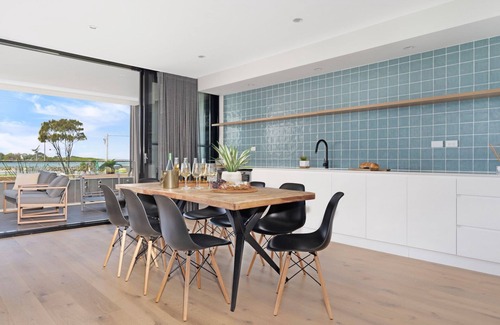 Lake Illawarra Casa | Luxe by the Lake – Stay 5, Pay 4!