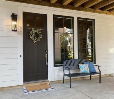 Union Pier Casa | Luxe by the Lake - Pool Access