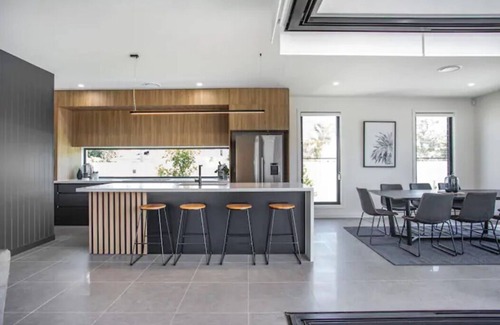 Surfers Paradise Villa | Luxe Capri Villa Heated Pool 850m to the Beach