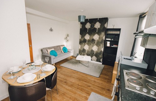 Luton Apartamento | Luxe Central King-Size Apt w/ Wi-Fi & Free Parking
