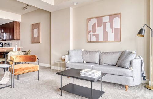 Cherry Creek Apartamento | Luxe Cherry Creek 1BR w/ Sauna & Theater, near shopping, by Blueground