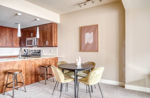 Cherry Creek Apartamento | Luxe Cherry Creek 1BR w/ Sauna & Theater, near shopping, by Blueground