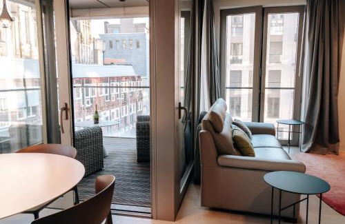 Ville Haute Apartamento | Luxe City - Modern & Spacious 2BR with Balcony View