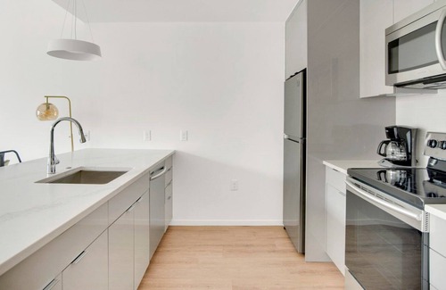 Congress Park Apartamento | Luxe Congress Park 1BR w/ Gym & Pool, near shops & dining, by Blueground