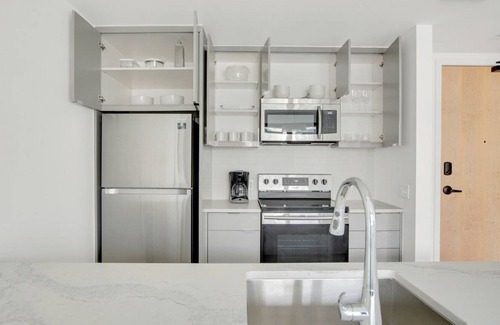 Congress Park Apartamento | Luxe Congress Park 1BR w/ Gym & Pool, near shops & dining, by Blueground