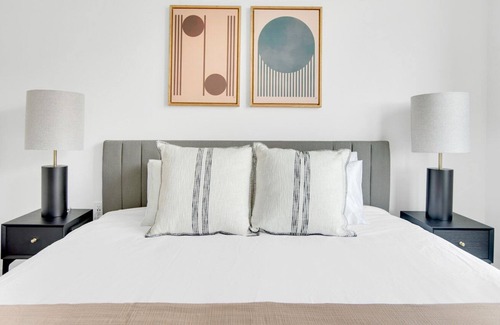 Congress Park Apartamento | Luxe Congress Park 1BR w/ Gym & Pool, near shops & dining, by Blueground