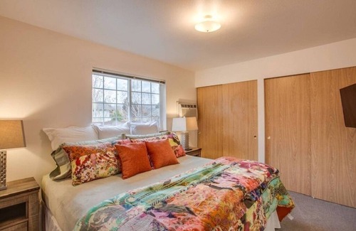 Downtown Leavenworth Complejo | Escápese a nuestra cabaña acogedora de lujo en la ciudad de Leavenworth para 4 adultos con HotTub, AC