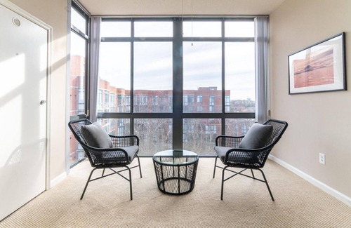 Radnor - Fort Myer Heights Apartamento | Luxe Court House 1BR w/ Pool & W/D, nr Landmarks & Dining, by Blueground