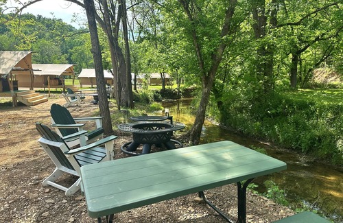 Newport Alquiler De RV | Luxe Creekside Safari Tent|Firepit|HVAC|Spa Bath