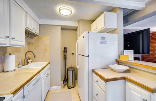 Cherry Creek Condominio | Luxe Denver Condo w/ Community Patio & Grill