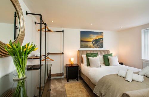 Newlyn Casa | Luxe Detached 3 Bed Luxe House on Exclusive Private Estate Close to Coast Free Hot Tub Sleeps 6 Private Parking for 2 Cars