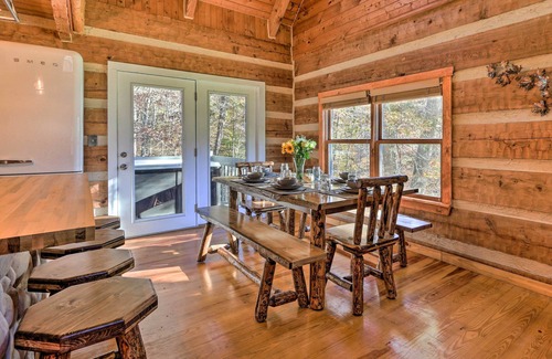 Logan Cabina | Luxe Dog-Friendly Cabin w/ Hot Tub & Game Room