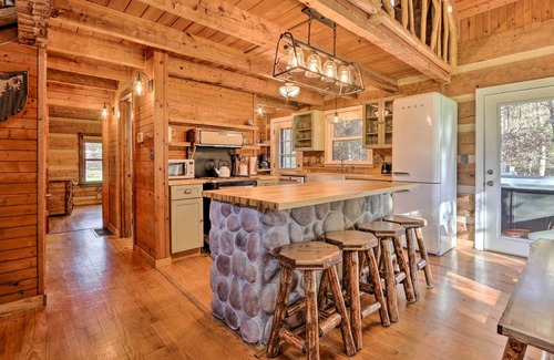 Logan Cabina | Luxe Dog-Friendly Cabin w/ Hot Tub & Game Room