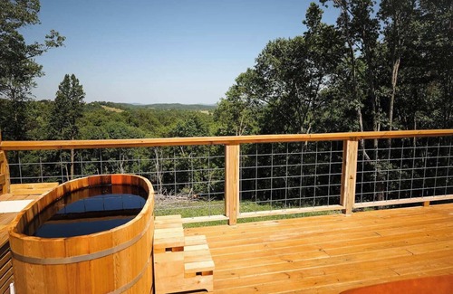 Eureka Springs Apartamento | Luxe Dome Cedar Hot Tub
