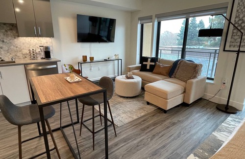 Walnut Creek Apartamento | LUXE DOWNTOWN w/ VIEW in-unit W/D Work from Home King Bed Gigabit WiFi