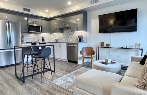 Walnut Creek Apartamento | LUXE DOWNTOWN w/ VIEW in-unit W/D Work from Home King Bed Gigabit WiFi