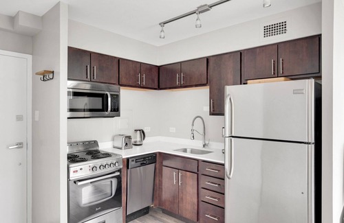 Edgewater Beach Apartamento | Luxe Edgewater Studio w/ Gym, Deck & Lounge, 5 blocks to L, by Blueground