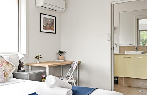 Panania Casa | Luxe Ensuite Queen Room in Panania - Nearby Station