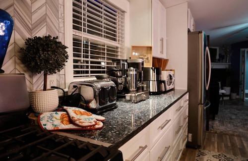 East Stroudsburg Casa | Luxe Entertainers Retreat: Mins to Ski HotTub/Games/Firepit/Sauna & Cinema!